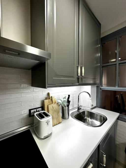 Ferienwohnung Apartamento Con Parking En Centro De Madrid-Chamberi Exterior foto